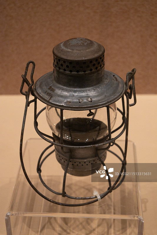 江门市博物馆藏铁路华工使用过的油灯图片素材