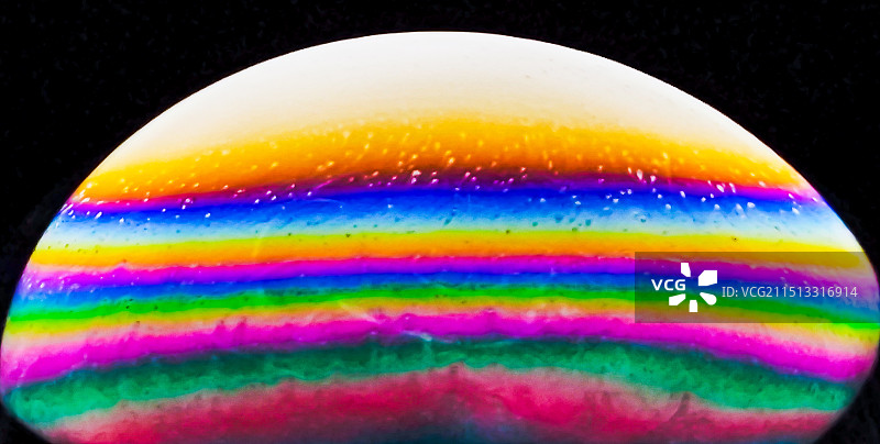 彩色背景下的气泡特写镜头图片素材