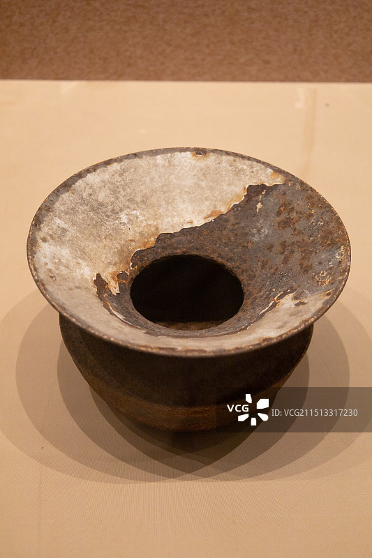 江门市博物馆藏19世纪铁路华工使用过的铁盂图片素材