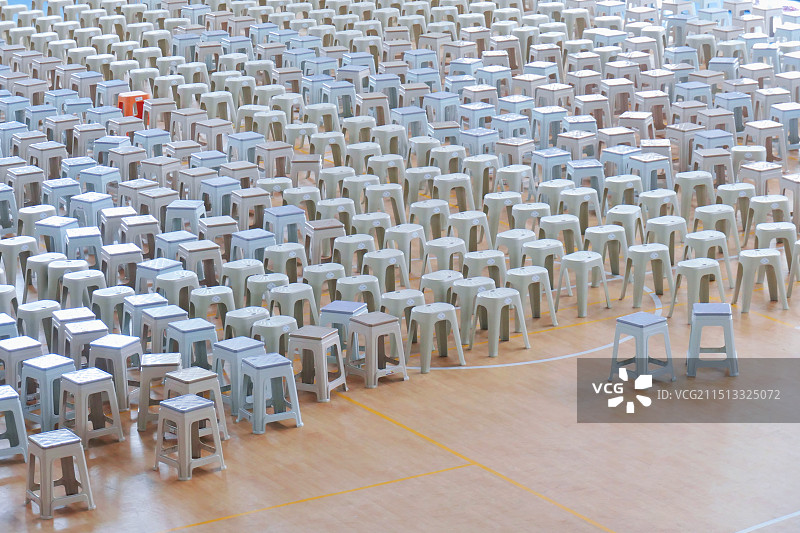 新生开学典礼，学校大礼堂里摆满了座椅，等待新生开学，有规则的座椅，排放规则的座椅图片素材