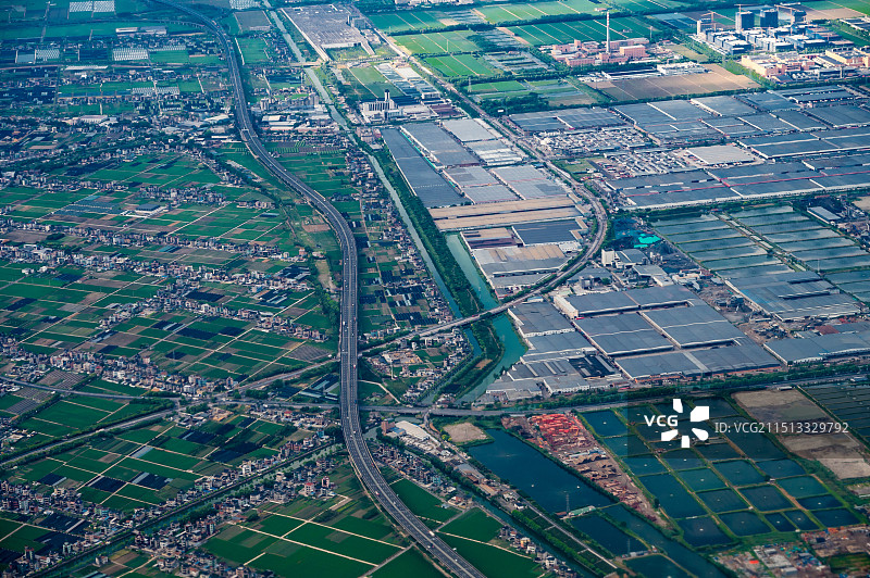 航拍视角下的浙江农村和现代化的高速公路，追求共同富裕示范区和现代化建设图片素材
