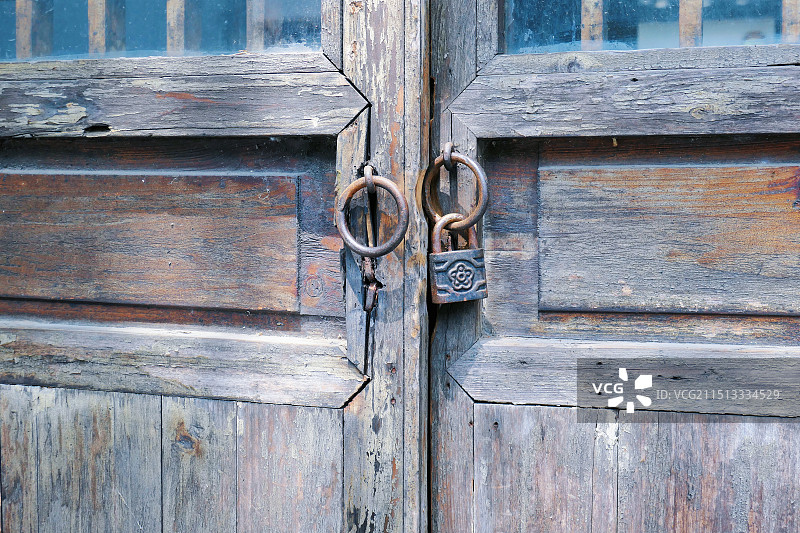 门上的锁，老房子的锁，木门生锈的锁具图片素材