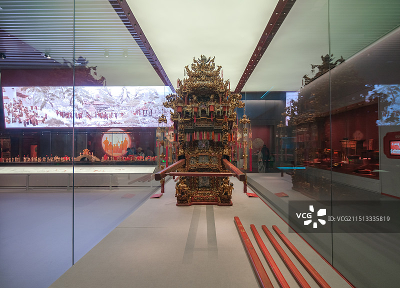 浙江省博物馆（之江馆区）民俗文化馆清末民初万工轿-朱金木雕宁波花轿图片素材