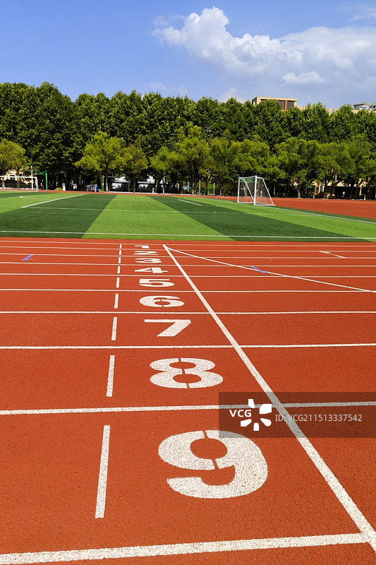 大学校园操场 足球场和跑道图片素材