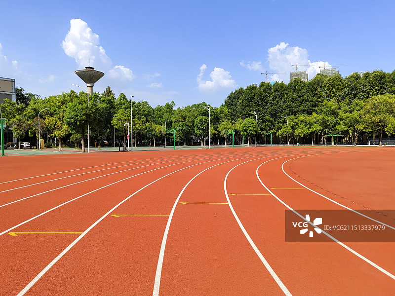 大学校园操场跑道图片素材