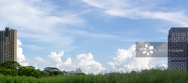 城市草地天空图片素材