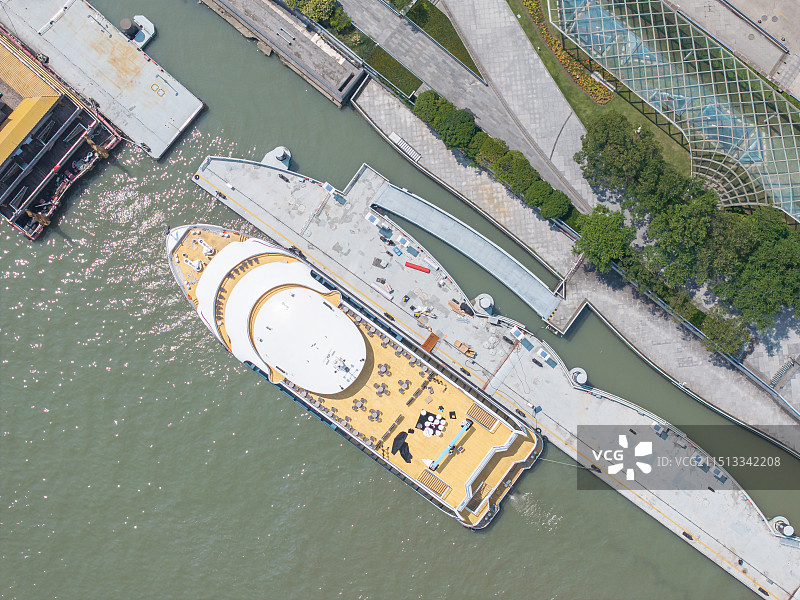 上海黄浦江上的游船图片素材