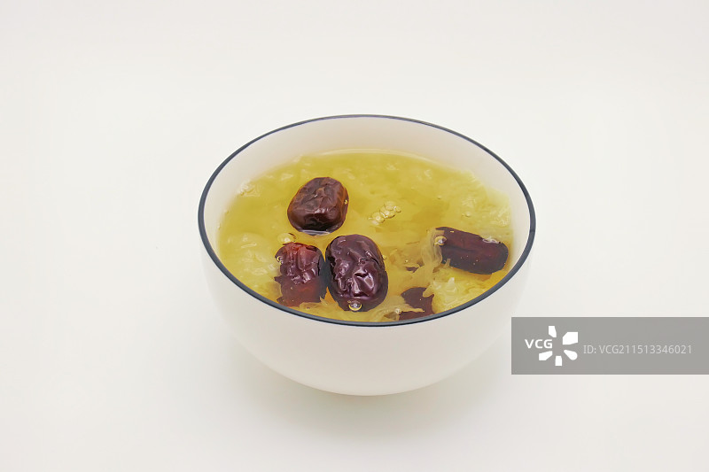 白色背景下的，红枣银耳汤，银耳羹菜单，银耳汤特写镜头图片素材