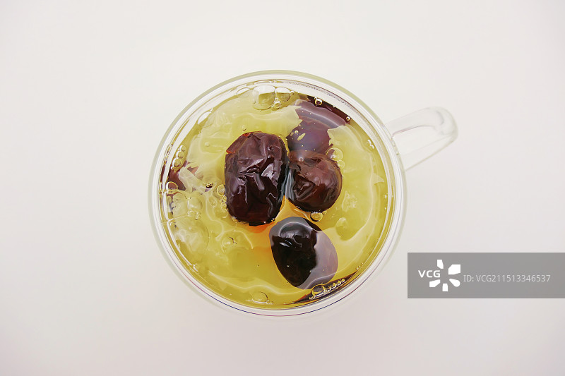 白色背景下的，红枣银耳汤，银耳羹菜单，银耳汤特写镜头图片素材