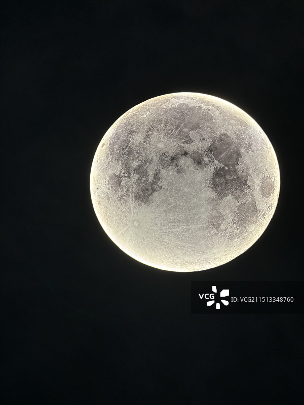 夜空下月亮的低角度视图图片素材