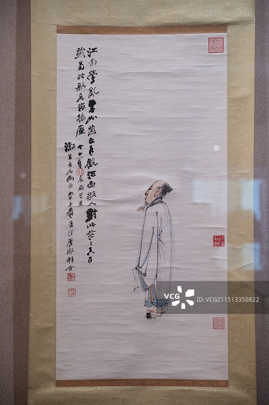 天津博物馆 张大千及大风堂艺术展 张大千 人物图轴 近代 纸本设色 1982年作图片素材