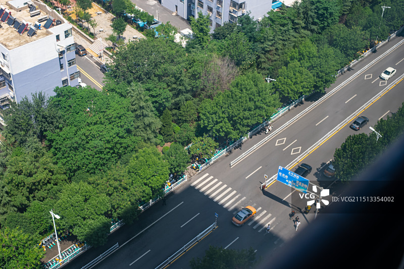 中国城市市风光拍摄主题，高视角俯拍马路公路市区路和拥挤的城市居住区，户外白昼无人图像摄影图片素材