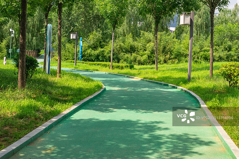 中国健身公园里的绿色塑胶跑道，户外白昼无人图像摄影图片素材