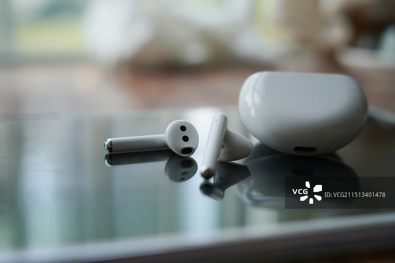 平板电脑上的蓝牙耳机特写图片素材
