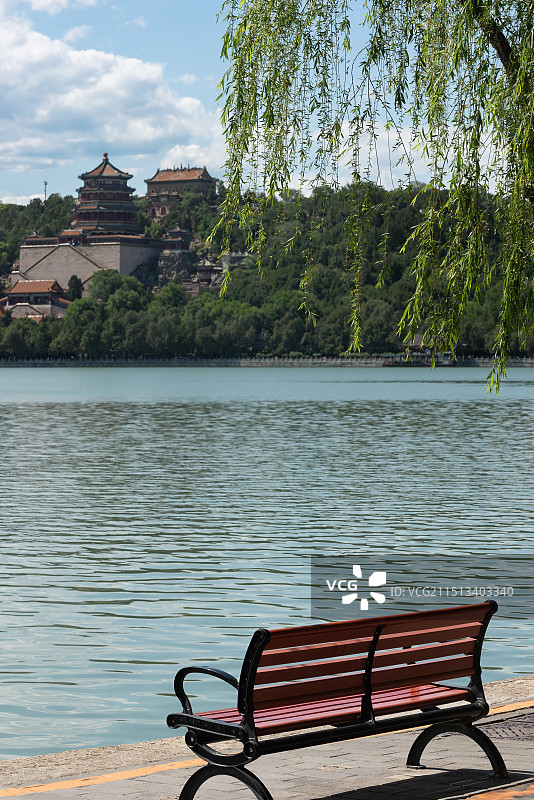 盛夏时节颐和园东堤一个无人的长椅图片素材