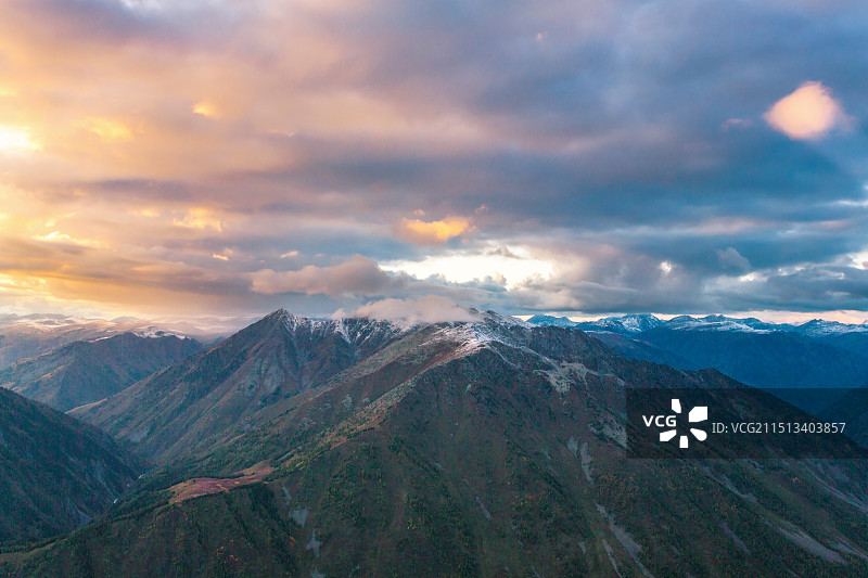 中国新疆阿勒泰地区布尔津县禾木景区云霄峰山顶周围风光图片素材