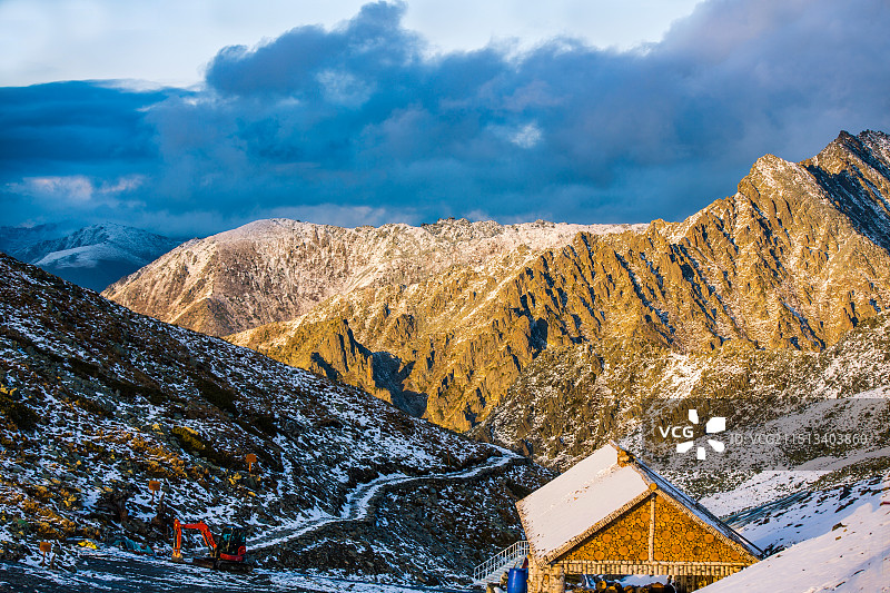 中国新疆阿勒泰地区布尔津县禾木景区云霄峰山顶周围风光图片素材