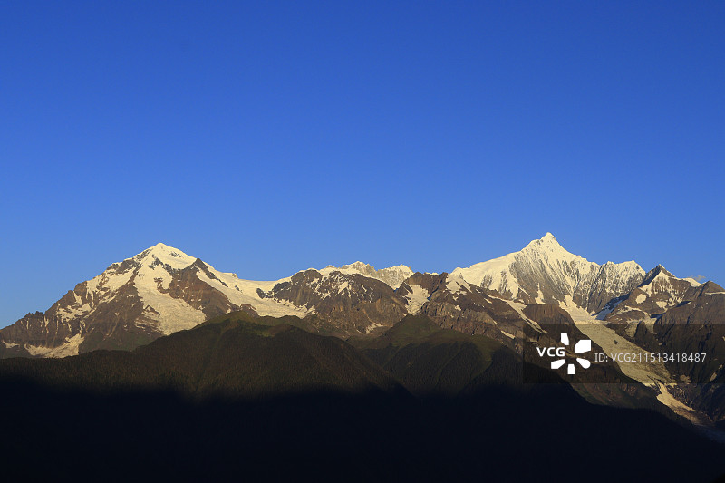 梅里雪山日照金山图片素材