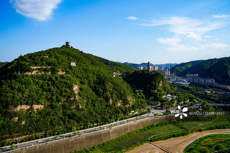 蓝天白云下的延安宝塔山图片素材