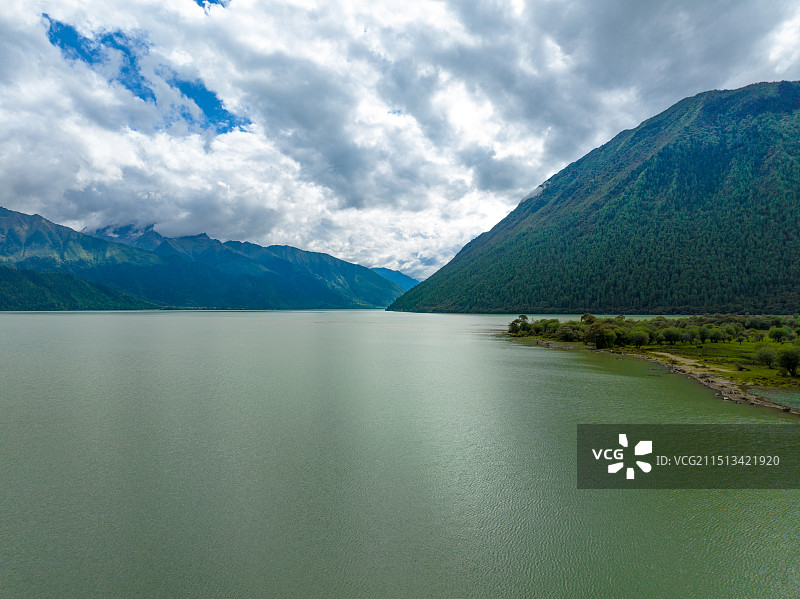 西藏巴松措图片素材