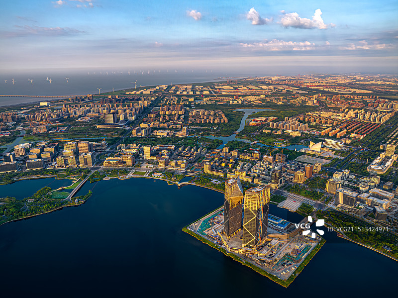 港城广场 航拍上海临港滴水湖畔的城市建筑 中国自贸区上海临港新片区核心地段 海绵公园与居住社区图片素材