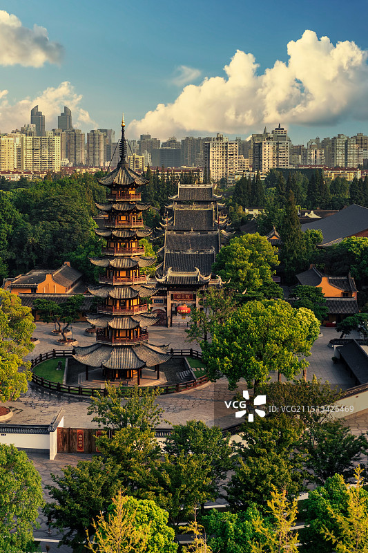 夏日清晨航拍龙华古寺图片素材