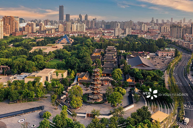 夏日清晨航拍龙华古寺图片素材