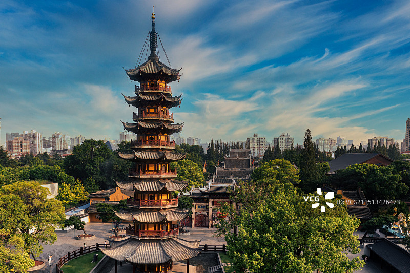 夏日清晨航拍龙华古寺图片素材