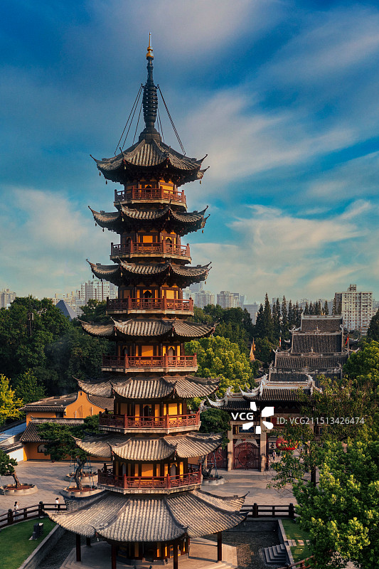 夏日清晨航拍龙华古寺图片素材