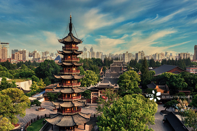 夏日清晨航拍龙华古寺图片素材