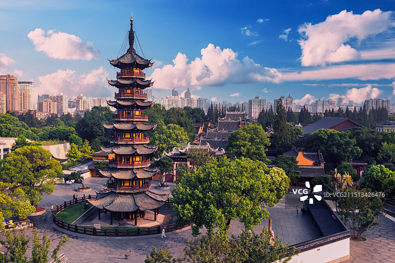 夏日清晨航拍龙华古寺图片素材