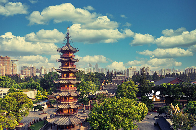 夏日清晨航拍龙华古寺图片素材
