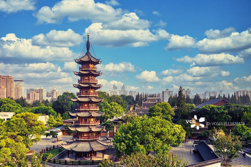 夏日清晨航拍龙华古寺图片素材