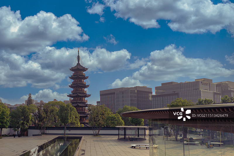 夏日清晨航拍龙华古寺图片素材