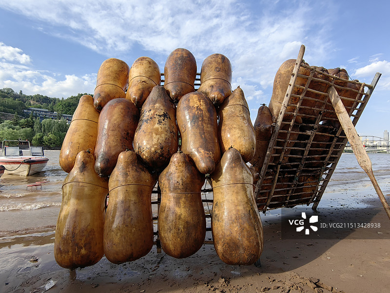 兰州黄河羊皮筏子图片素材
