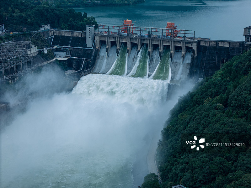 杭州新安江水库泄洪图片素材
