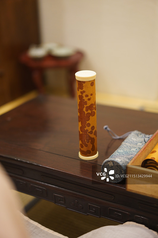 茶室茶桌上湘妃竹香筒的特写镜头图片素材