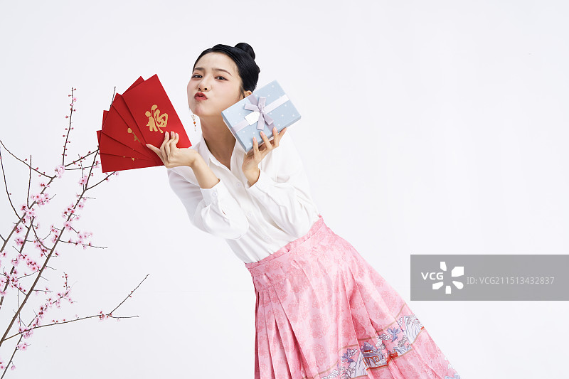 手拿红包与礼盒的年轻中国女人图片素材