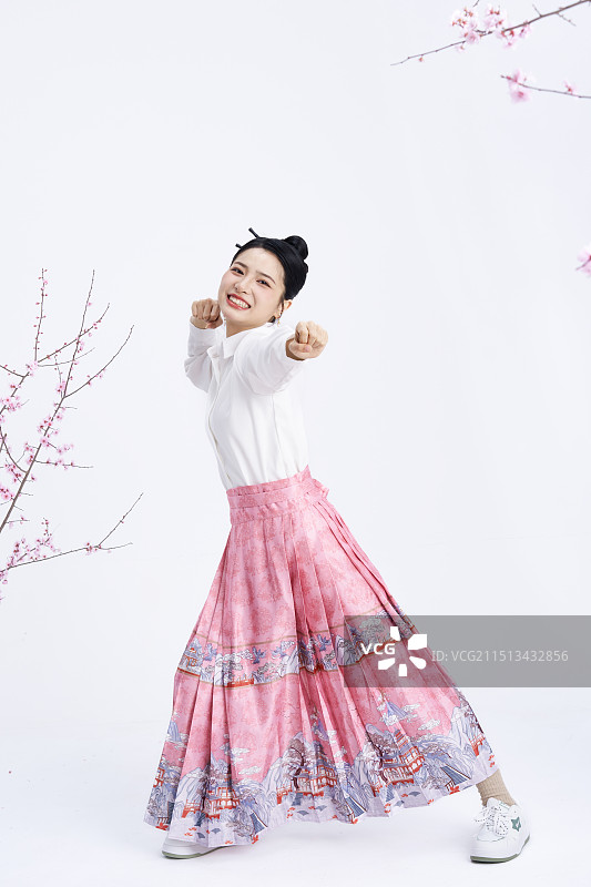 穿马面裙的年轻中国女人跳舞图片素材