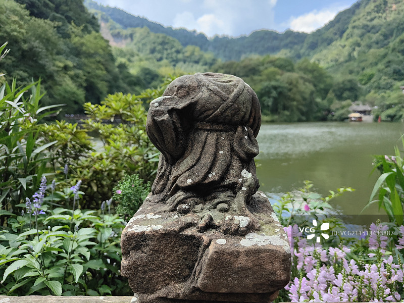青城山月城湖边的佛像雕塑图片素材