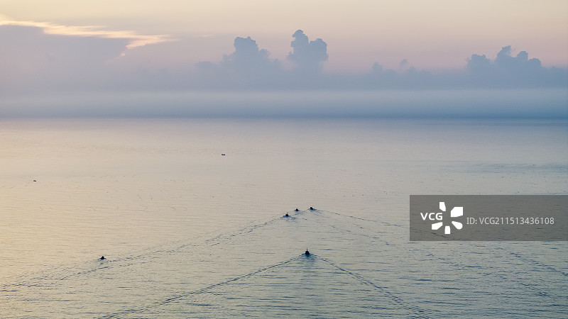 山东青岛：崂山最美青山渔村观日出东海图片素材