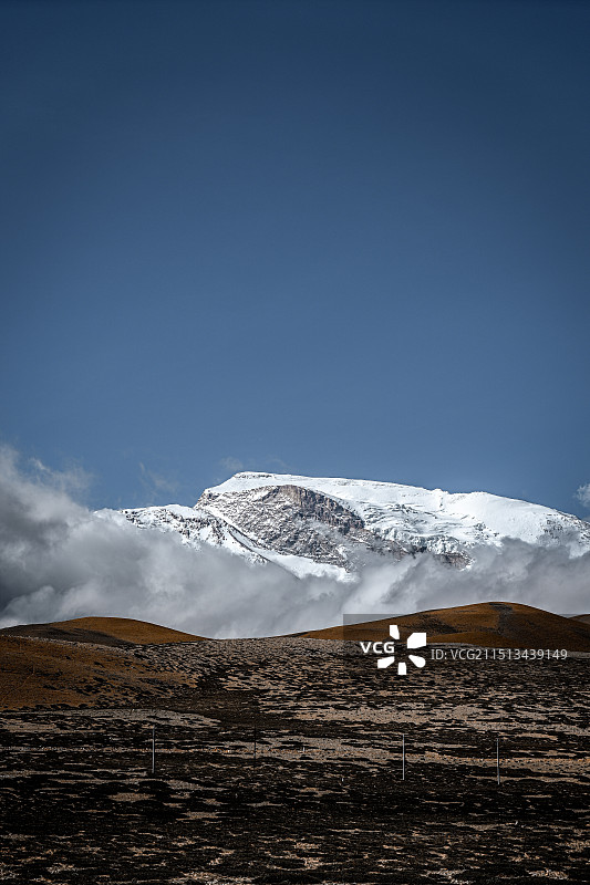 从云雾中显现出来的纳木那尼峰图片素材