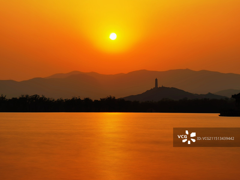 余晖下的湖光山色图片素材
