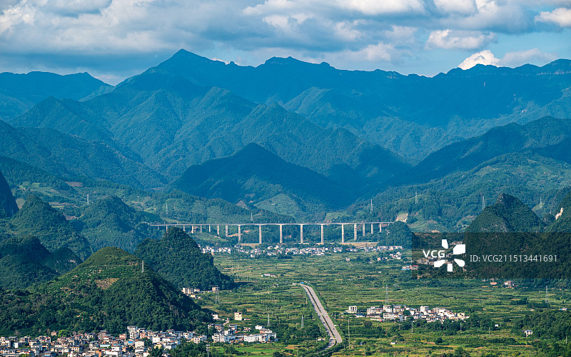 大山里的大桥图片素材