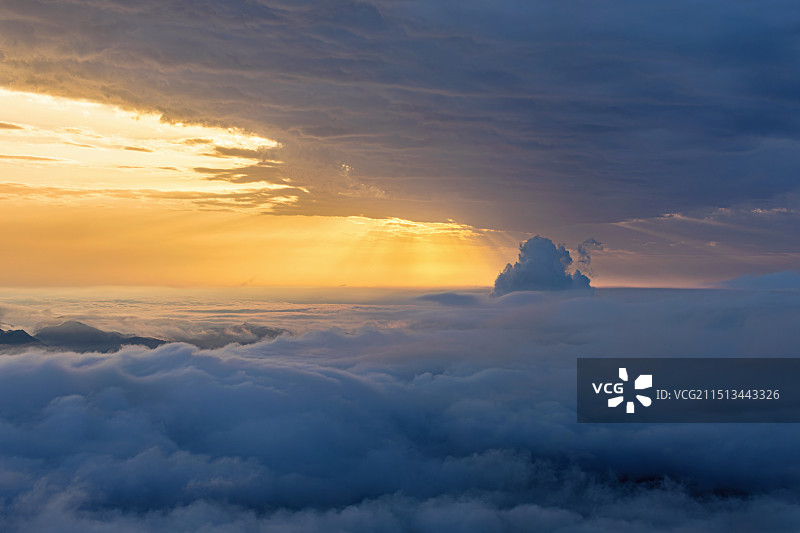 云海中的丁达尔图片素材