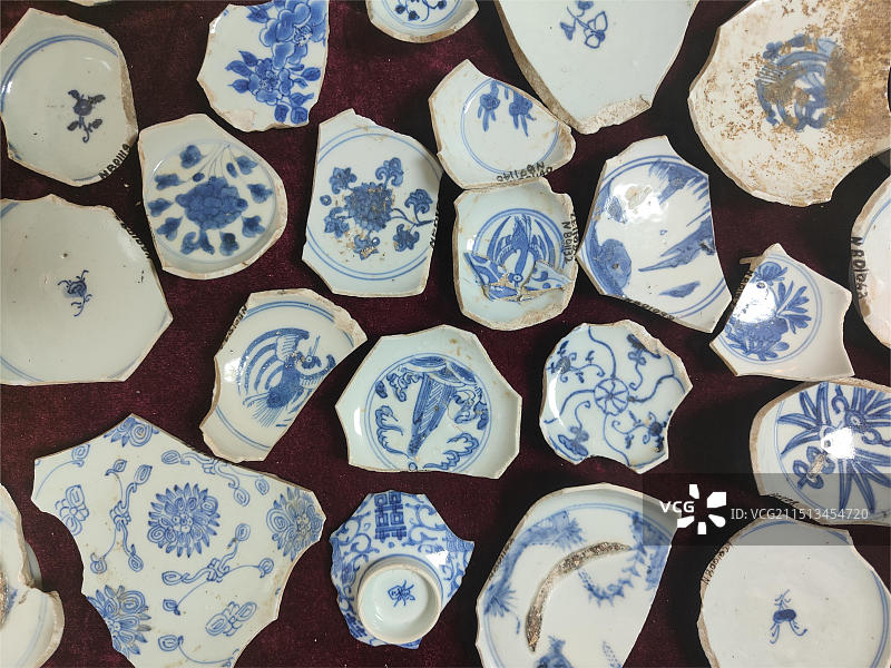 青花瓷盘、碗的碎片平铺图片素材