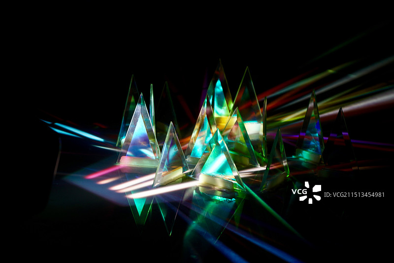 光射入三棱镜后发生光的色散图片素材