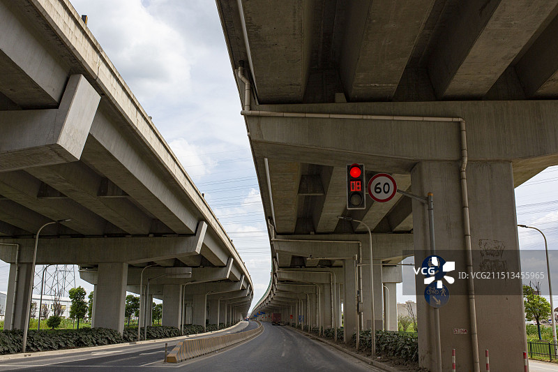 仰拍的高架桥及建设中的高架桥水泥桩结构特写图片素材