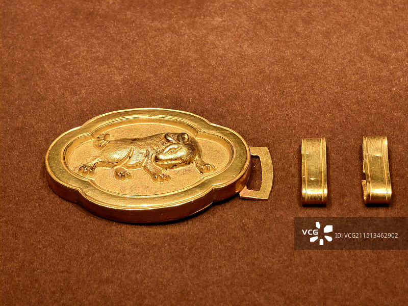 无锡博物院“陈铺造”款貘纹海棠形金带扣图片素材