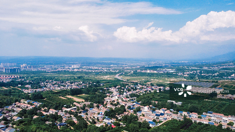航拍视角下的西安蓝田县村庄农田景观图片素材